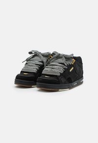 Globe SABRE - Trainers - black