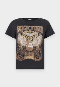 T-shirt noir à manches courtes avec un design graphique doré et blanc featuring une guitare et des ailes, et le texte "ROCK TOUR MUSIC CITY FESTIVAL."