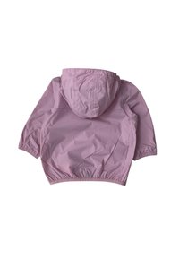 Giacca impermeabile rosa con cappuccio, polsini elasticizzati e orlo arricciato. Il materiale ha una texture leggermente stropicciata. Design semplice e funzionale.