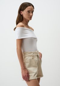 Jimmy Key OFF THE SHOULDER  - T-Shirt print - white