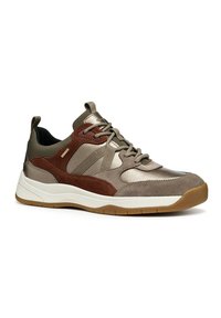 Sneakers con una combinazione di suede marrone e rete metallica; dotati di suola in gomma bianca, accenti grigi e chiusura con lacci.