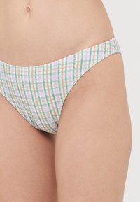 Mønstret bikiniunderdeler har et rutemønster i pastellfarger, inkludert grønn, rosa og oransje, med et teksturert stoff og rynket midje.