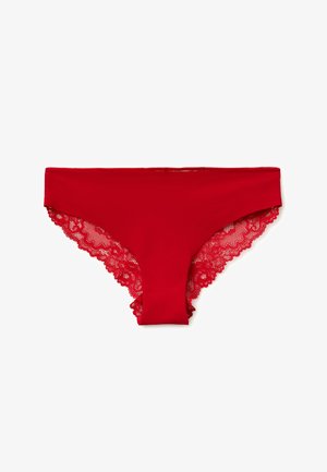 Czerwone bawełniane majtki z koronkowym wykończeniem na brzegach. Projekt charakteryzuje się miękką, gładką teksturą i niskim krojem.