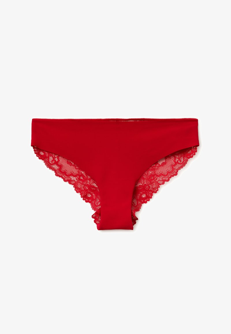Mutandine di cotone rosse con bordo in pizzo lungo i bordi. Il design presenta una texture morbida e liscia e una forma a vita bassa.