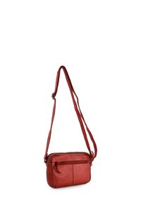 Rød læder crossbody taske med et slankt design, der har en lynlåslomme foran og en lang justerbar rem til alsidig brug.