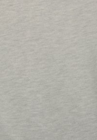 Tessuto a coste grigio chiaro, texture liscia, motivo uniforme con sottili righe verticali, adatto per abbigliamento casual o per essere stratificato.