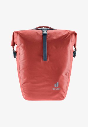 Zaino rosso con chiusura roll-top realizzato in tessuto resistente, con una tracolla blu, dettaglio del logo e fibbie laterali regolabili. Forma quadrata con superficie testurizzata.