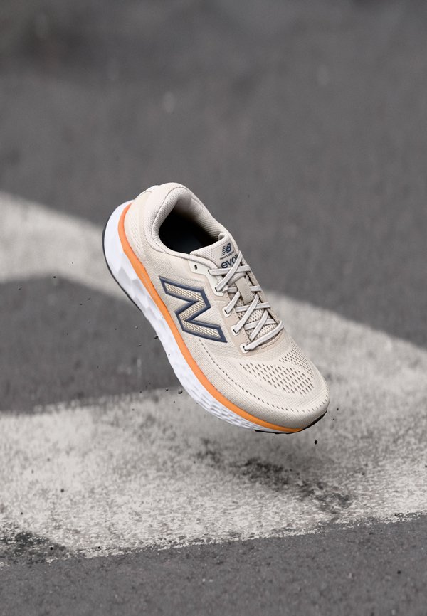 FRESH FOAM X EVOZ V4 - Road running shoes - linen