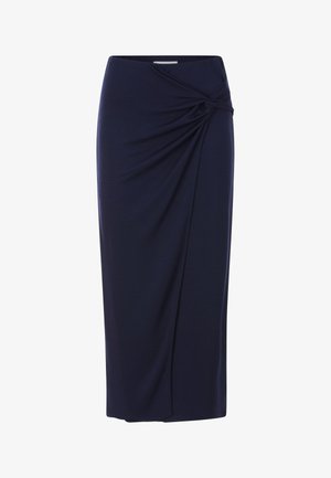 Jupe maxi bleu marine avec un détail de nœud torsadé à la taille, fabriquée en tissu lisse et extensible, et présentant une silhouette droite.