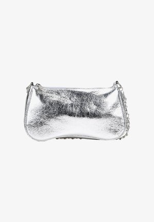 Bolso de mano metálico plateado con una textura suave, cierre de cremallera y detalles en cadena a lo largo del lado. Forma rectangular, diseño compacto.