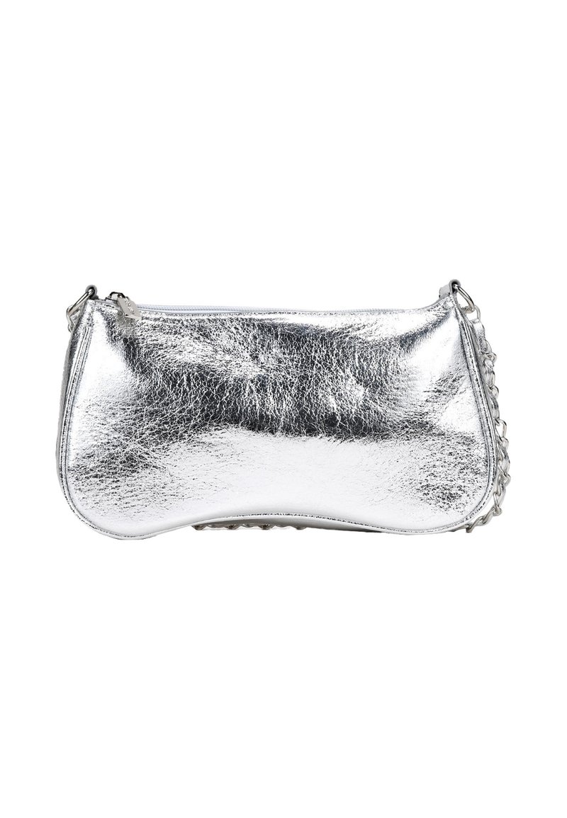 Bolso de mano metálico plateado con una textura suave, cierre de cremallera y detalles en cadena a lo largo del lado. Forma rectangular, diseño compacto.