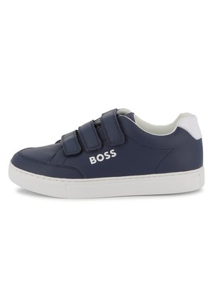 Marineblauwe leren sneaker met drie klittenbandsluitingen, wit logo en witte hielaccent. Heeft een gestructureerde rubberen zool.
