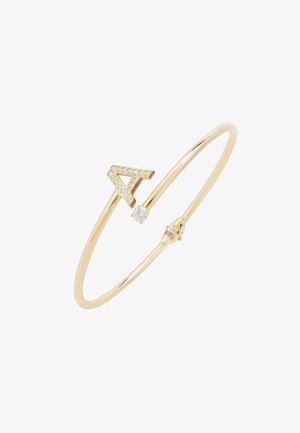 Pulsera de tono dorado que presenta una "A" mayúscula adornada con piedras transparentes y brillantes, acompañada de un único cristal redondo. Diseño elegante y minimalista.