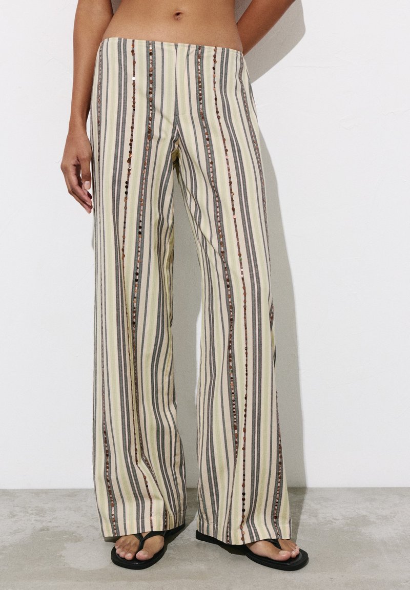 Pantalon Gainant Pailleté Scintillant – Taille Haute, Jambes Larges, Coupe évasée – Look Disco Et Soirée Chic