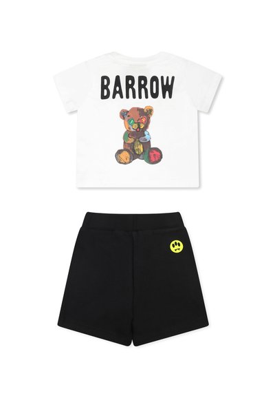 T-shirt bianco in cotone con stampa colorata di un orsacchiotto sulla schiena e testo "BARROW". Pantaloni corti neri con un accento di faccina sorridente gialla.
