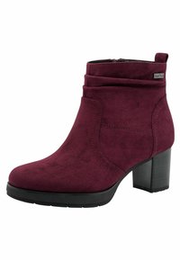 Bottine bordeaux en suede avec un bout arrondi, un design superposé en haut et un gros talon. Présente des coutures discrètes et un accent de logo.