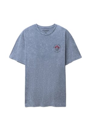 T-shirt in cotone grigio tie-dye, vestibilità comoda, maniche corte. Presenta una grafica floreale con rose rosse e un testo sul lato sinistro. Taglia XL.