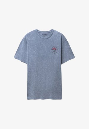 T-shirt in cotone grigio tie-dye, vestibilità comoda, maniche corte. Presenta una grafica floreale con rose rosse e un testo sul lato sinistro. Taglia XL.