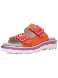 Sandalía deslizante naranja con dos tiras anchas, hebillas rosa brillantes, plantilla beige acolchada y suela blanca gruesa con una franja morada.