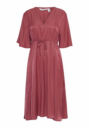 Rosa kjole lavet af et glat stof med V-hals, korte lette ærmer, en justerbar snoreliv og en flydende silhuet.