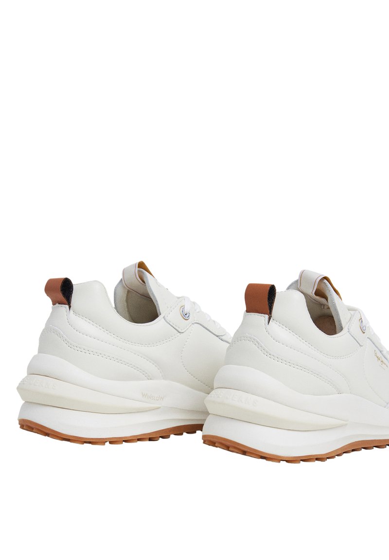 Weiße Sneaker mit oberem Teil aus glattem Leder, gepolstertem Kragen und kontrastierendem braunem Fersenelement. Dicke weiße Sohle mit strukturierter brauner Außensohle.
