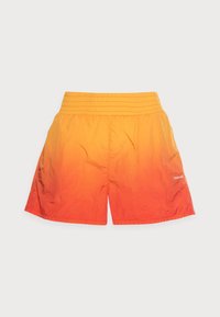Herrshorts med en gradient från gult till rött, tillverkade av ett lättviktsmaterial med elastiskt midjeband och en rynkad textur.