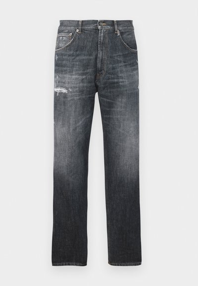 Jeans de mezclilla de un gris oscuro deslavado con ligero desgaste en los muslos superiores y diseño clásico de cinco bolsillos.