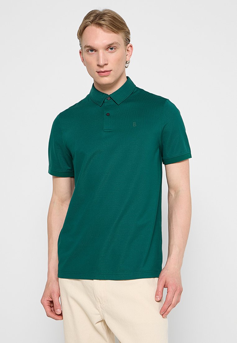 Grünes Poloshirt aus glattem Stoff, mit einem klassischen Kragen, einer Knopfleiste mit zwei Knöpfen und einem dezenten Logo auf der Brust.