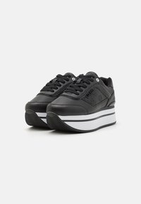 Schwarze synthetische Plateau-Sneaker mit strukturiertem Obermaterial, Schnürverschluss und weißen Streifendetails an der dicken Sohle.