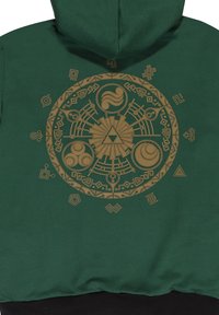 Zielona bluza z kapturem z dużym, skomplikowanym złotym wzorem graficznym na plecach, przedstawiającym geometryczne wzory i symbole, z czarnym dołem.