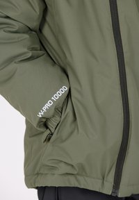 Giacca impermeabile verde oliva realizzata in tessuto liscio, con chiusura a zip, polsini regolabili e dettaglio stampato "W-PRO 10000".