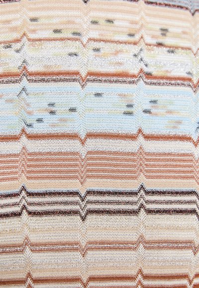 Tessuto con trama zigzag; i colori includono beige, azzurro chiaro e ruggine. Fili metallici creano una lucentezza; motivo intricato con righe a contrasto.