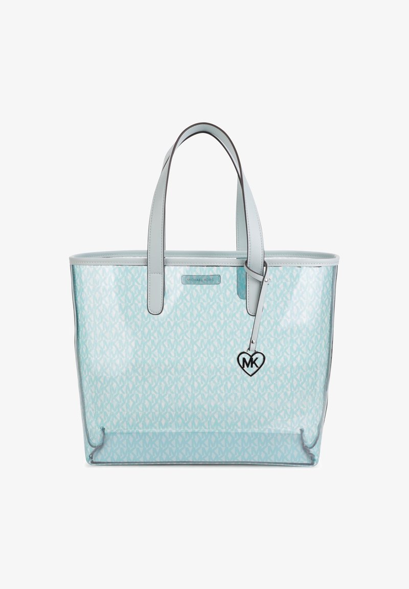 Transparent blå tote-väska med "MK" mönster, läderdetaljer och två handtag. Har en hjärtformad charm och metallisk logga på framsidan.