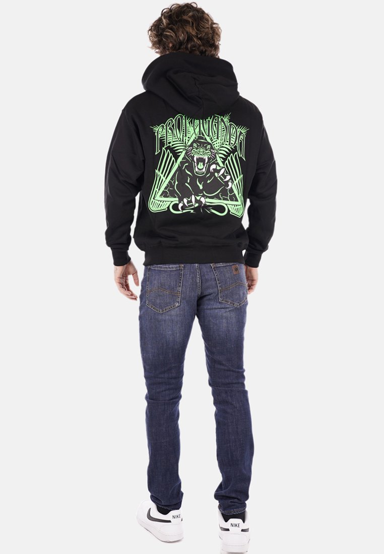 Felpa nera con grafica verde raffigurante un gorilla che ruggisce e un design geometrico sul retro. Materiale in pile, tasca a marsupio, polsini a costine.