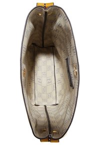 Interiörvy av en tote-väska med slät beige foder, ett upprepande logomönster och guldfärgad utrustning. Väskan har en strukturerad form med mörka detaljer.