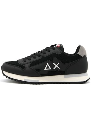Scarpa da ginnastica nera in materiale scamosciato e sintetico, con accenti di logo bianchi, suola testurizzata e design a profilo ridotto.