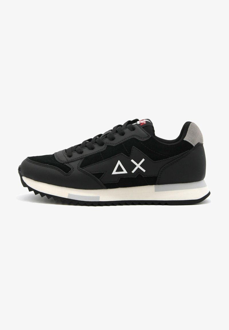 Scarpa da ginnastica nera in materiale scamosciato e sintetico, con accenti di logo bianchi, suola testurizzata e design a profilo ridotto.