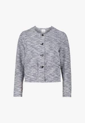 Veste grise texturée avec un col rond, des manches longues, une coupe courte et quatre boutons noirs à l'avant.