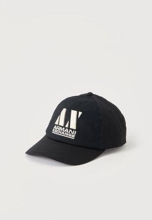 Sort baseballkasket med hvidt "AX Armani Exchange" logo broderet foran, vist mod en ensfarvet lys baggrund.