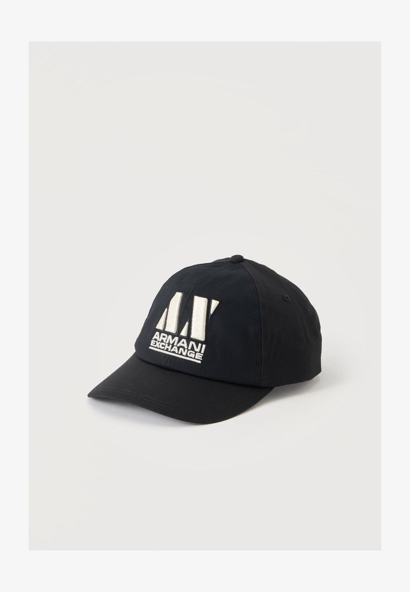 Μαύρο καπέλο baseball με λευκό κεντητό λογότυπο "AX Armani Exchange" στο μπροστινό μέρος, εμφανίζεται με φόντο απλό και ανοιχτό.