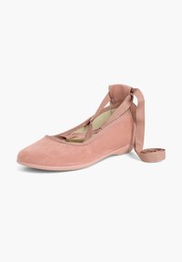 Różowe zamszowe baleriny z krzyżującymi się elastycznymi paskami i miękkim, zaokrąglonym czubkiem. Cienka, elastyczna podeszwa z delikatnym detalem w postaci wstążki przy pięcie.