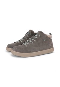 Scarpe alte in suede grigio con suola in gomma beige, dotate di lacci grigio chiaro e colletto morbido e testurizzato. Accenti del logo sul lato.
