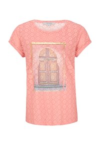 Lyserød t-shirt med korte ærmer og struktureret mønster, prydet med et trykt dørdesign med guld accenter, rund halsudskæring og afslappet pasform.