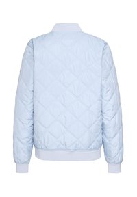 Lichtblauwe gewatteerde jas met een gestructureerde afwerking, voorzien van een geribbelde kraag, manchetten en taille. Ruitpatroon door de stof.