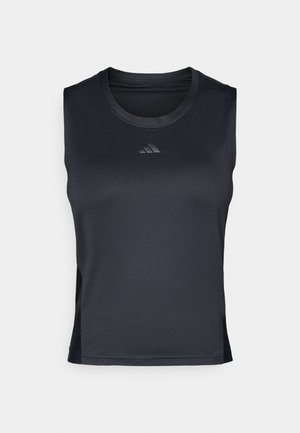 Melna bez piedurknēm sporta augšdaļa ar ribotu tekstūru. Raksturīga apaļa kakla izgriezums un neliels sudraba logotips uz krūtīm.