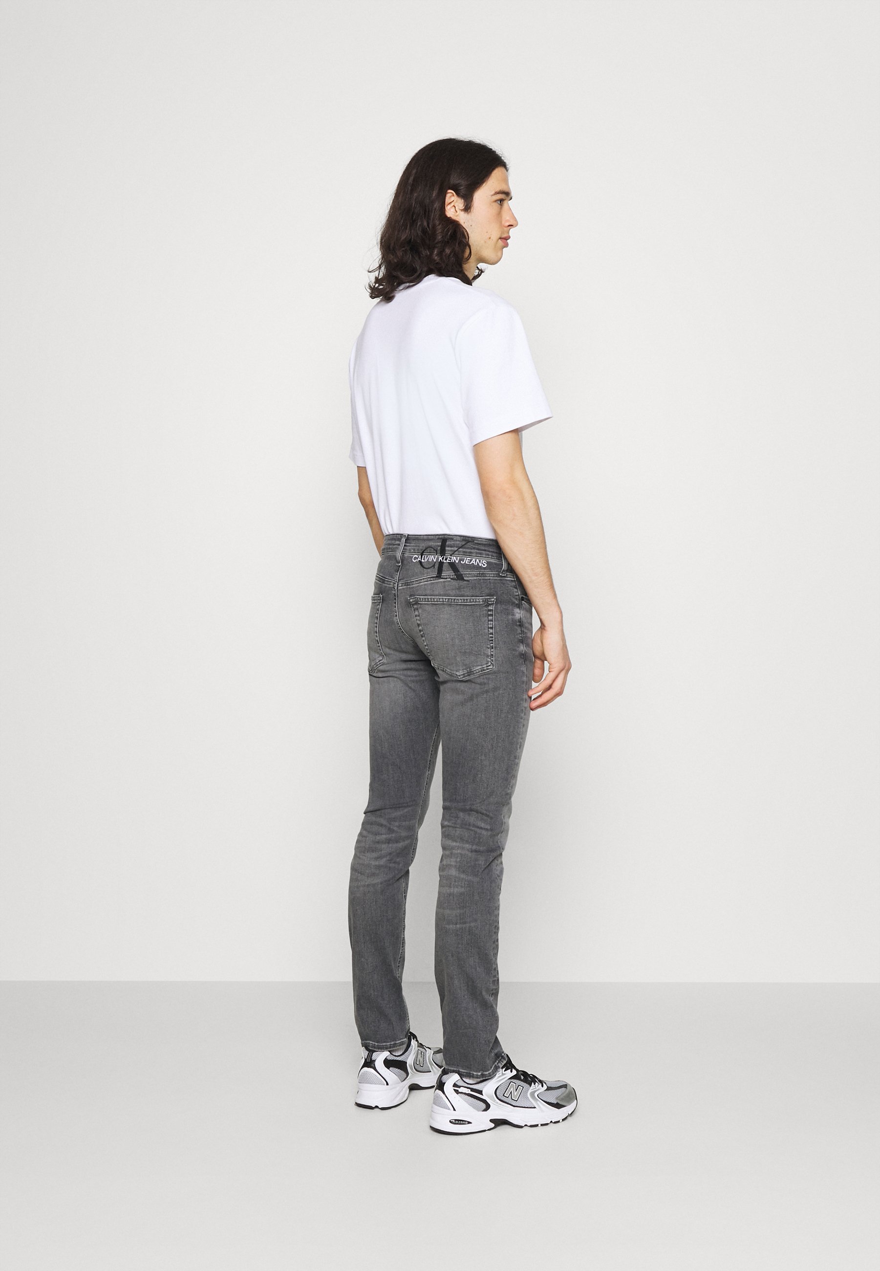 Calvin Klein Jeans SLIM FIT - Prigludę džinsai - denim grey/pilkų džinsų -  Zalando.lt