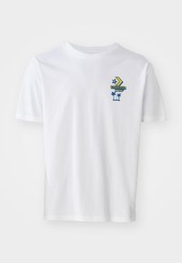 Hvid bomulds t-shirt med grafisk print med teksten 'CONVERSE MOTEL', en stjerne og palmetræer i blå og gule nuancer. Korte ærmer.