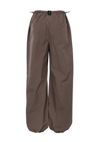 Bruine, losse broek gemaakt van lichtgewicht stof; heeft een elastische tailleband, een trekkoord en twee grote patchzakken.