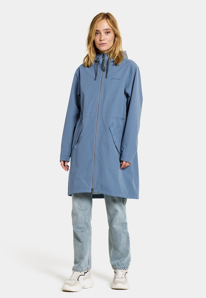 Hellblau wasserabweisende Jacke mit Kapuze, Frontreißverschluss und zwei Seitentaschen. Entworfen mit einem lockeren Schnitt und langen Ärmeln.