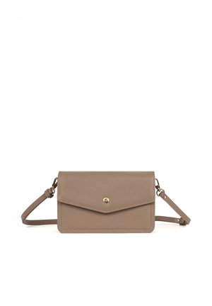 Sac bandoulière en cuir taupe avec rabat enveloppe, fermeture par bouton doré et bandoulière ajustable sur fond blanc.